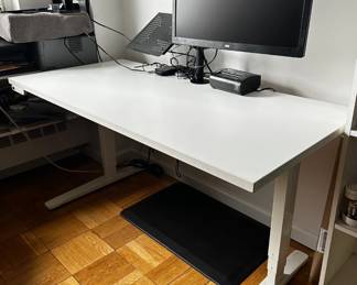 Uplift Adjustable Standing Desk Model JCB35N2-110
Lot #: 5