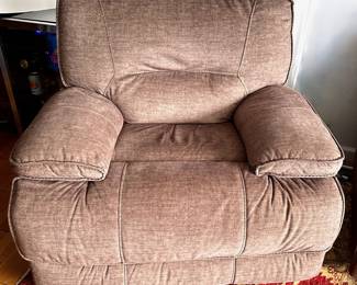 Pacifica Oversize Electric Power Recliner With USB (matches Previous Lot)
Lot #: 15