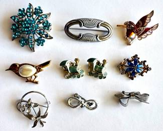 10 Vintage Brooch Pins By Simmons, Krementz & More
Lot #: 63
