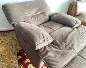 Pacifica Oversize Electric Power Recliner With USB (Matches Following Lot)
Lot #: 16