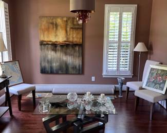 STUNNING Coffee Table and beautiful decor 