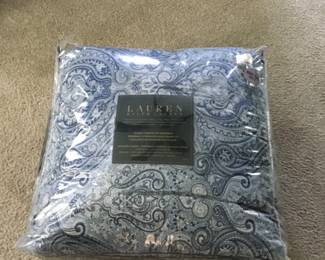 Beautiful Queen comforter. 