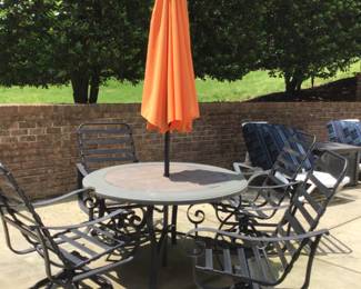 table and chairs with 🌂 umbrella 