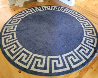 Cobalt white Greek key round rug