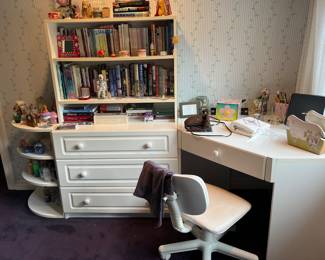DESK & HUTCH
