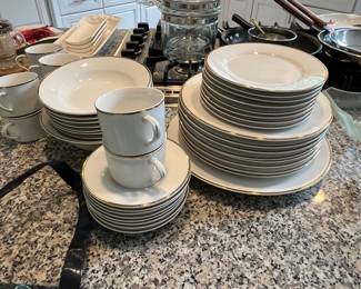 DINNERWARE SET