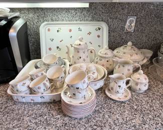 VILLEROY & BOCH DISH SET