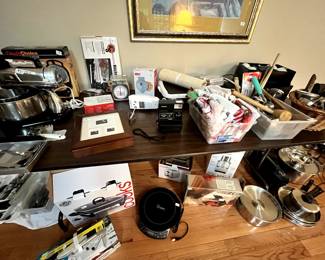 Kitchen appliances, pots & pans