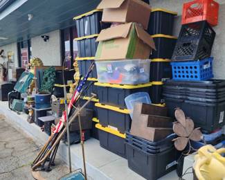 We just emptied a storage unit of good stuff. More pics to come. 
Going to empty another one of our storage units tomorrow 