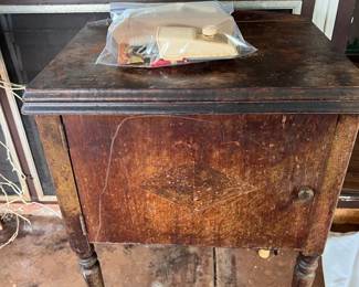 PPE203- Vintage Singer Sewing Machine With Wooden Cabinet