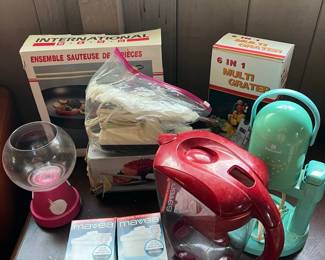 PPE114- Assorted Kitchen Items (Wok, Ice Shaver, Electric Carving Knife & More)