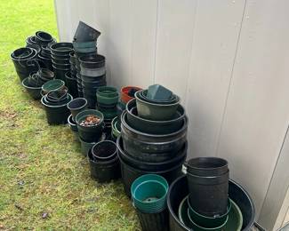 PPE202- Assorted Black & Green Planter Pots 