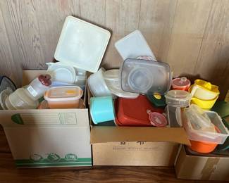 PPE052 Mystery Lot Of Plastic Food Storage Containers Including Tupperware 