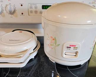 PPE101-Aroma Rice Cooker/warmer And Toastmaster Waffle Baker
