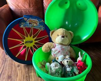 PPE028- Various Teddy Bears In Vintage Froggy Toy Box
