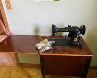 Vintage Singer 66-18 with manual