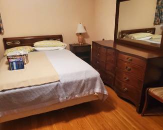 Lammerts serpentine dresser/mirror