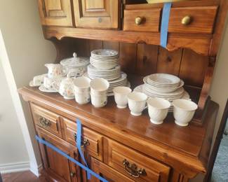 Hutch, Dishes Set