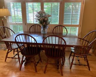Beautiful Dining Room Table & 6 Chairs. 