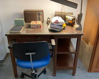 Vintage desk, radio & lamp 