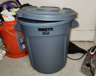 Brute 10 gallon trash can