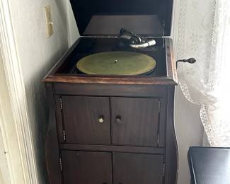 Antique VICTOR VICTROLA Upright Talking Machine/Phonographs model VV-X 243542J