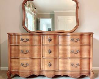 VINTAGE BASSET FRENCH PROVINCIAL VANITY DRESSER - SERPENTINE FRONT - QUEEN ANNE LEGS - SUITE