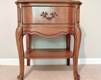 VINTAGE BASSETT FURNITURE FRENCH PROVINCIAL NIGHTSTAND - SINGLE DRAWER - QUEEN ANNE LEGS