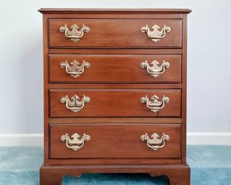 VINTAGE DAVIS CABINET COMPANY SOLID WOOD SMALL BACHELORS CHEST - NIGHTSTAND - TABLE - SIDE HANDLES