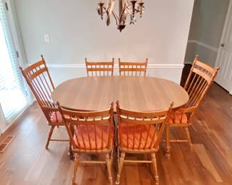 VINTAGE TELL CITY DINING TABLE AND 6 MATCHING LEG CHAIRS - TWO LEAVES - ANDOVER OAK FINISH