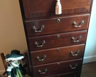 Jewelry/lingerie chest