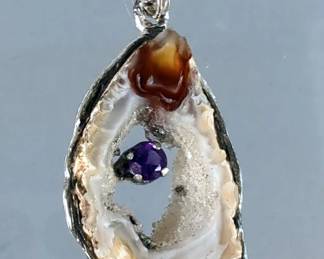 Agate Slice Pemdant With Round Cut Multifacted Amethyst Gemstone