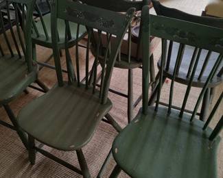 Set of six American Windsor side chairs with shaped plank seats and spindles, circa 1815