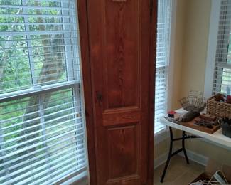 French country tall narrow carved pine chimney cupboard with delicate panels, carved feet and apron, nice old surface, 19th century