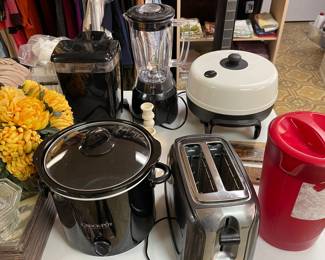 Small kitchen appliances toaster crockpot blender