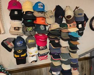 LARGE COLLECTION OF MEN'S CAPS