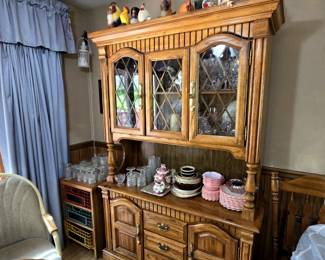 BEAUTIFUL DINING ROOM HUTCH