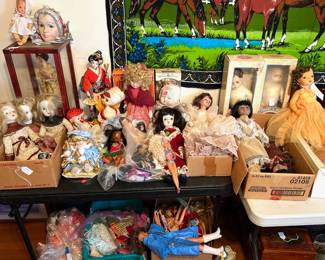 Lots of dolls, including Barbies