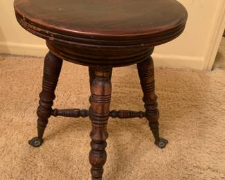 Piano stool with claw and ball feet