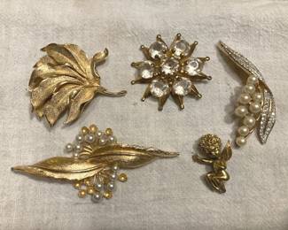 Tortaloni, Trifari And More Gold Brooches