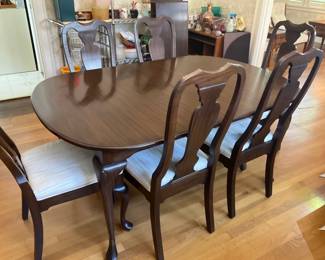Queen Anne Style Dining Room Table,6 Chairs 2 Leaves Pads