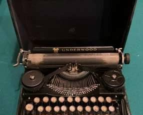 Underwood Portable Typewriter With Case