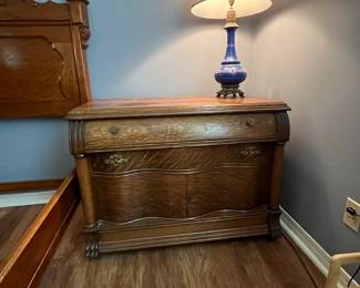 $600 - Victorian oak cabinet / side table - 41W 20D x  29T