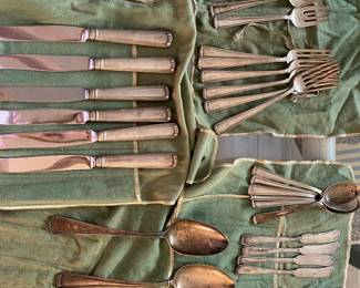 $650 - Set of Sterling  - Webb C.Ball - 6 sterling forks / 6 dessert forks / 6 teaspoons / 4 B&B spreaders / 2 bouillons / 2 serving spoons / 6 dinner knifes (not counted in weight) - 1052 gr 
