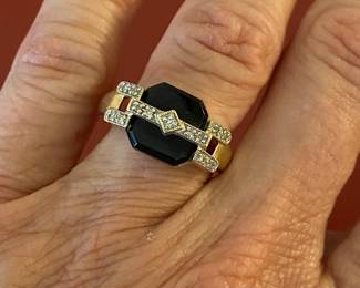 $150 - 10kt gold Onyx ladies ring - 5.13 grams 