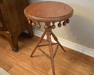 $90 - Tripod round stand 12W x 21 H