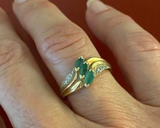 $90 -Emerald (3) 10kt gold ring -  SIZE 6 approx - 2.64 gr