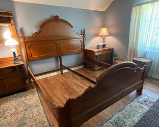 $1500 - New gently used King size oak bed Lexington plantation sampler - a rare find!