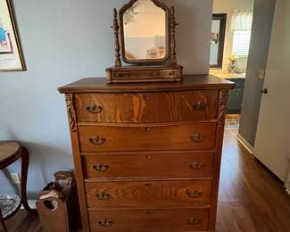 $600- Antique Tall oak 5 drawer chest 40 X 21 X 50 - very practical 