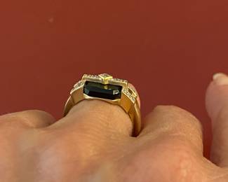 $150 - 10kt gold Onyx ladies ring - 5.13 grams 